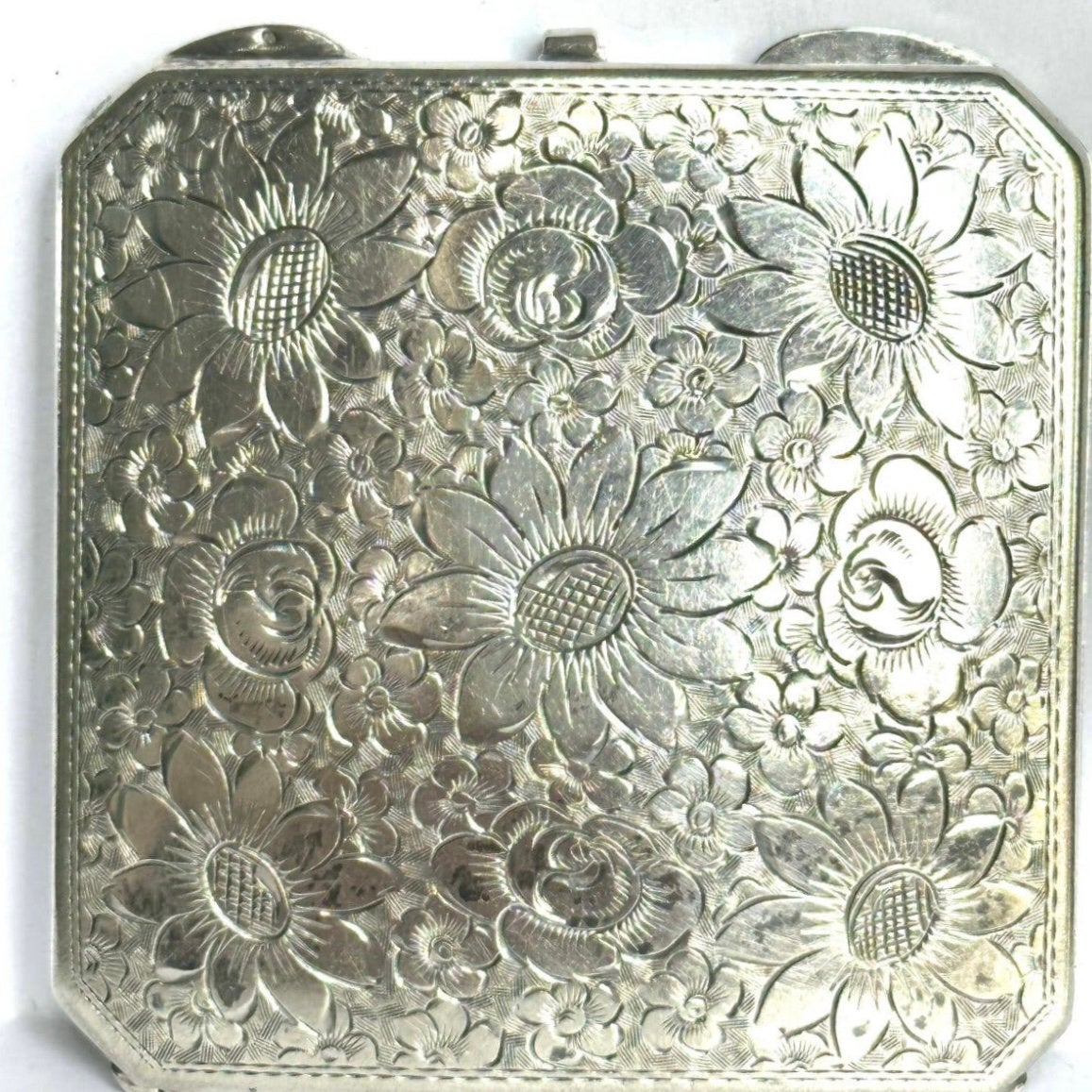 Antieke zilver  gekeurde florale gegraveerde poederdoos, Antiek en Kunst, Verzenden, Zilver