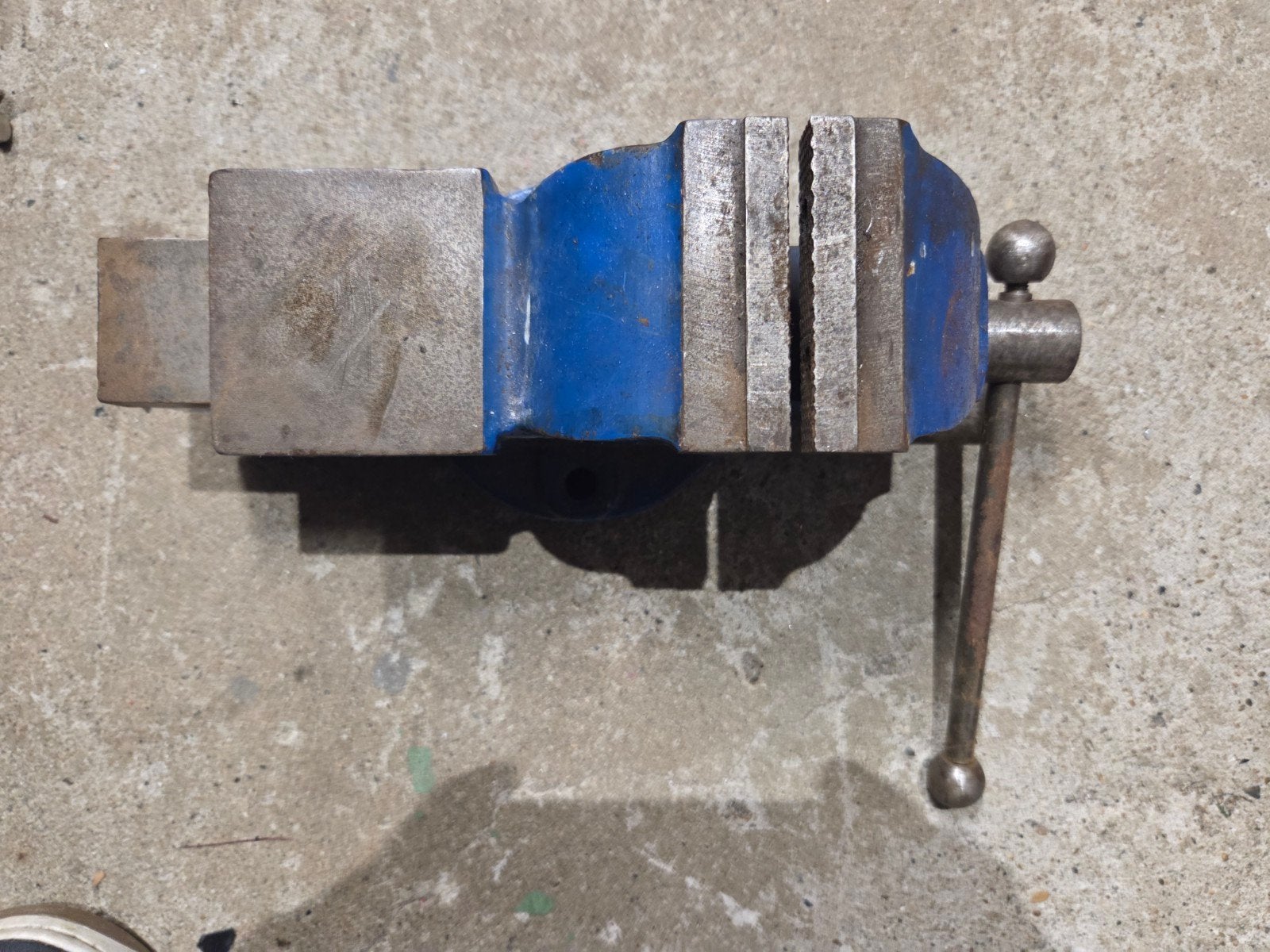 Robuuste bankschroef - Blauw, gebruikt, Doe-het-zelf en Verbouw, Ophalen, Gebruikt, Bankschroef