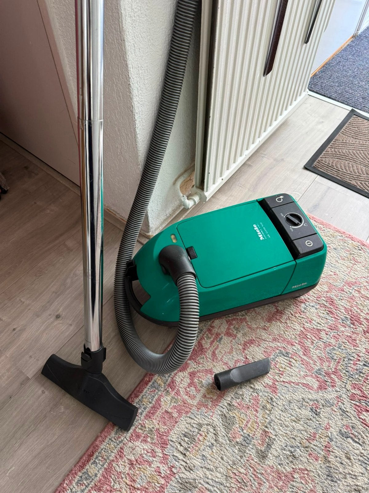 Miele S251i stofzuiger - Groen, 1400W, Air Clean Plus, Witgoed en Apparatuur, Stofzuigers, Stofzak, Gebruikt, Geschikt voor harde vloeren