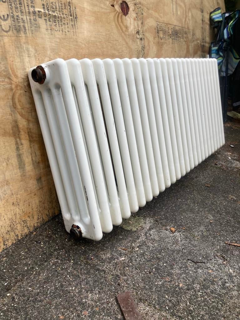 Twee klassieke gietijzeren radiatoren (100 en 110 cm), Ophalen, 30 tot 80 cm, Gebruikt, Radiator