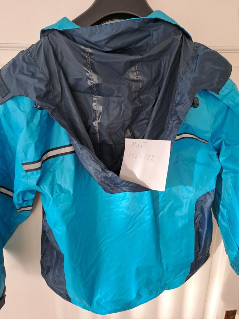 te koop een mooi en en nieuw regen pak  maat 146---152, Ophalen of Verzenden, Nieuw