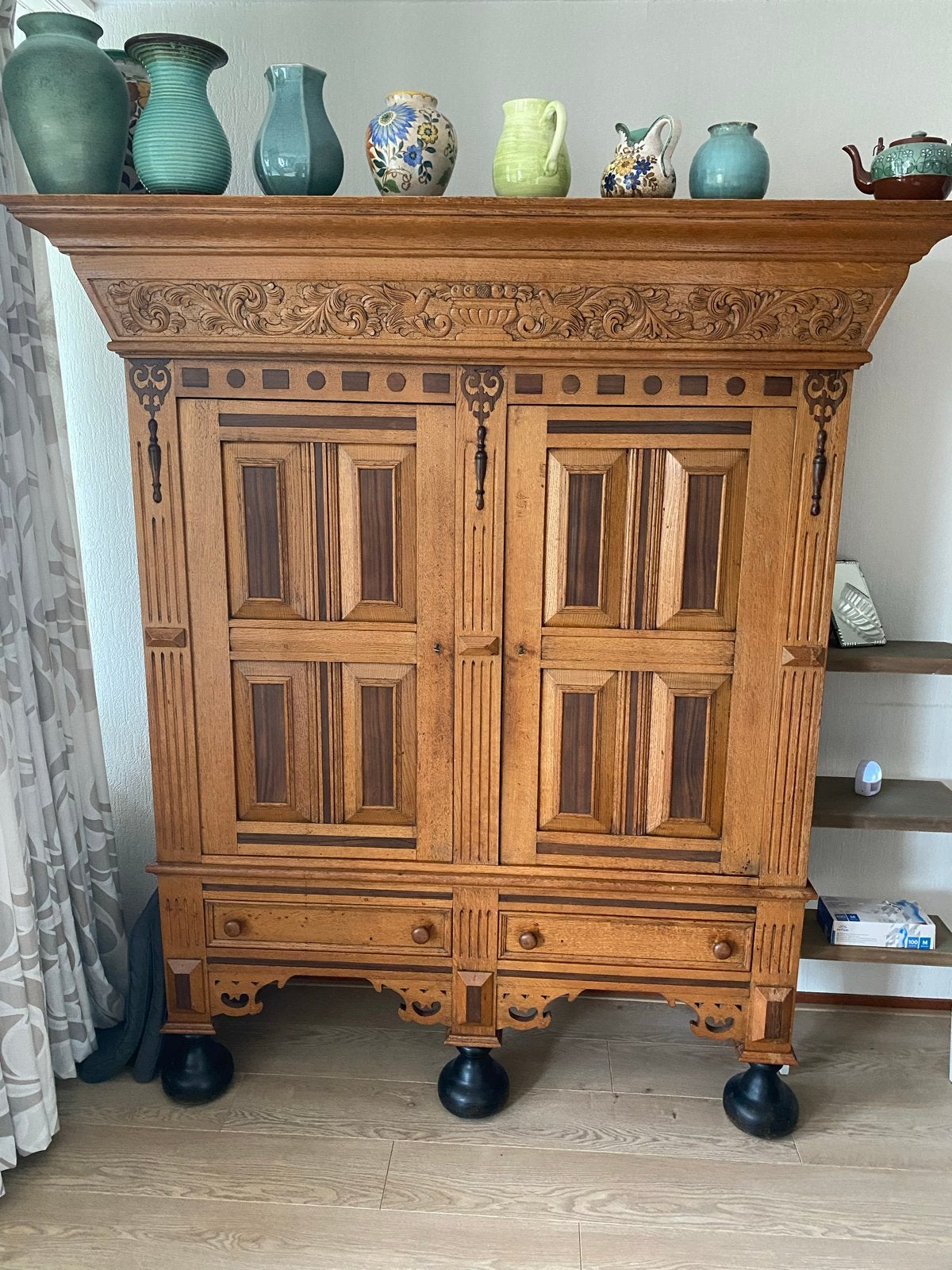 Antieke houten kast met sierlijk houtsnijwerk, Ophalen