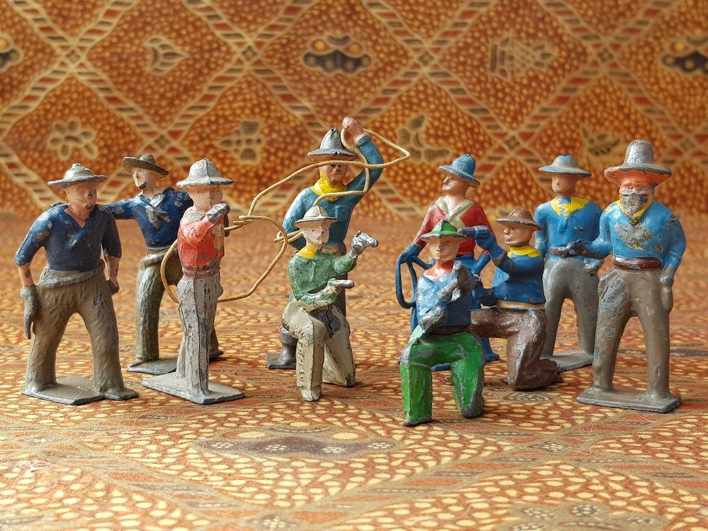 Tien cowboys origineel oud speelgoed uit Engeland van tin.