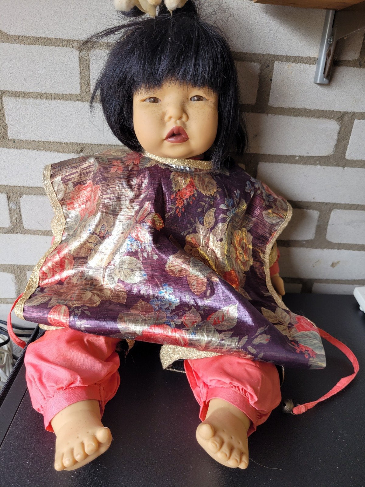 Vintage Aziatische Babypop met Traditionele Kleding, Verzamelen, Poppen, Ophalen of Verzenden, Gebruikt, Babypop