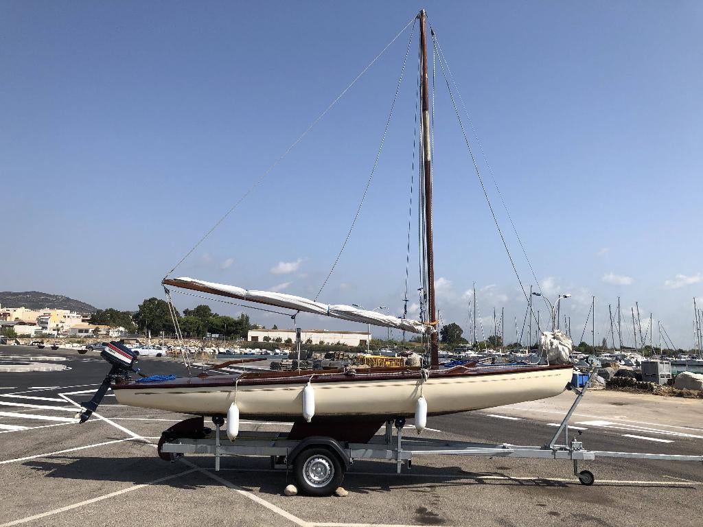 Zeilboot 16m² met UNIEKE HELLINGTRAILER & buitenboordmotor, Watersport en Boten, Open zeilboten, Ophalen, Gebruikt, Overige typen