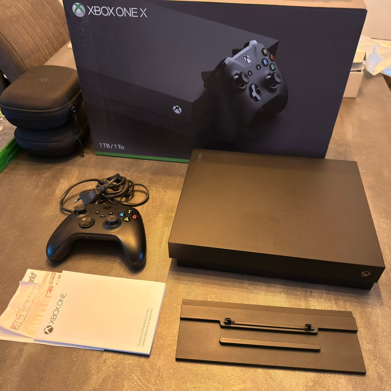 Xbox One X 1TB + Xbox Series X USB-C Controller, Ophalen of Verzenden, Zo goed als nieuw, 1 TB, Met 1 controller