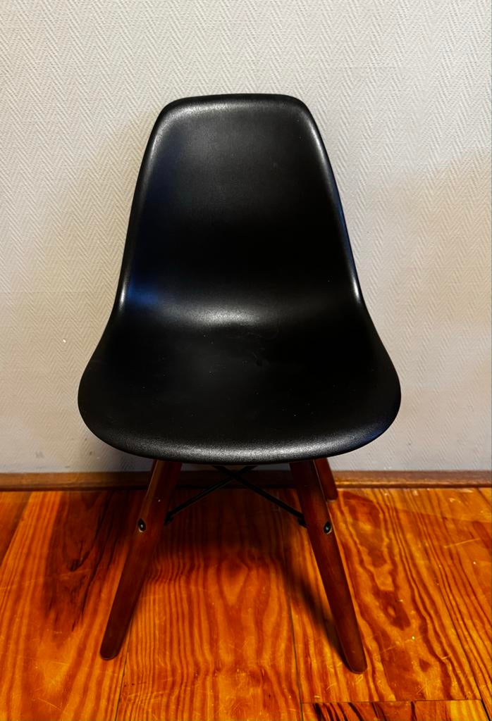 Zwarte kinderstoel met houten poten - Eames stijl, Ophalen, Zwart, Zo goed als nieuw, Eén