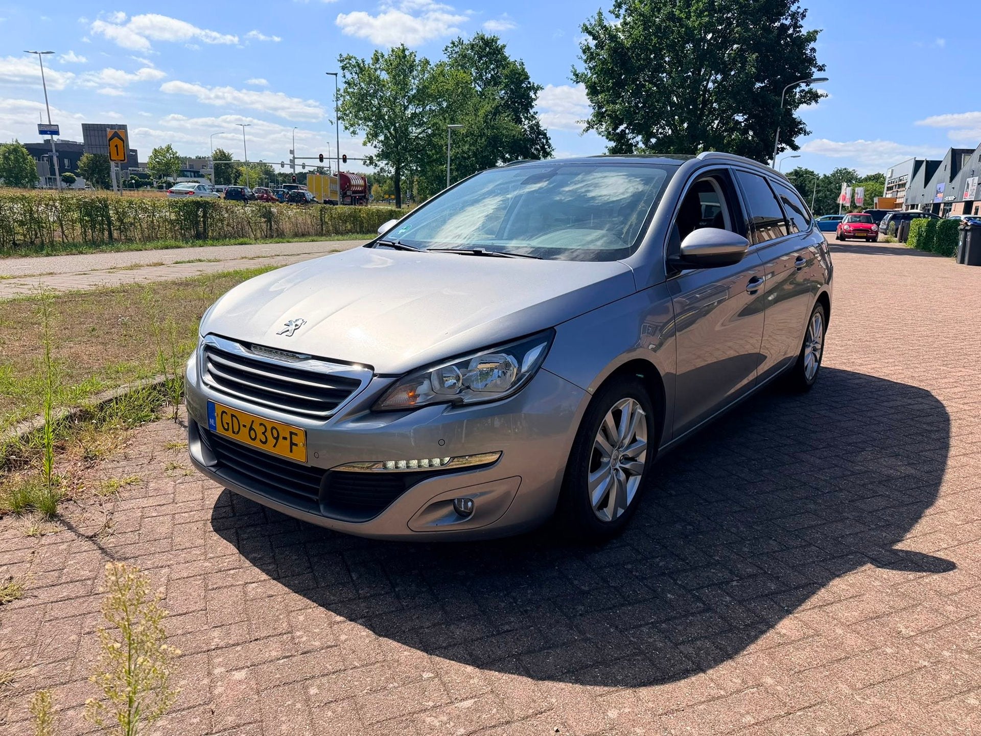 Peugeot 308 SW 1.2 Benzine - 2015 - Panodak - APK 04-2027, Auto's, Peugeot, Gebruikt, Euro 6, 1199 cc, 1165 kg