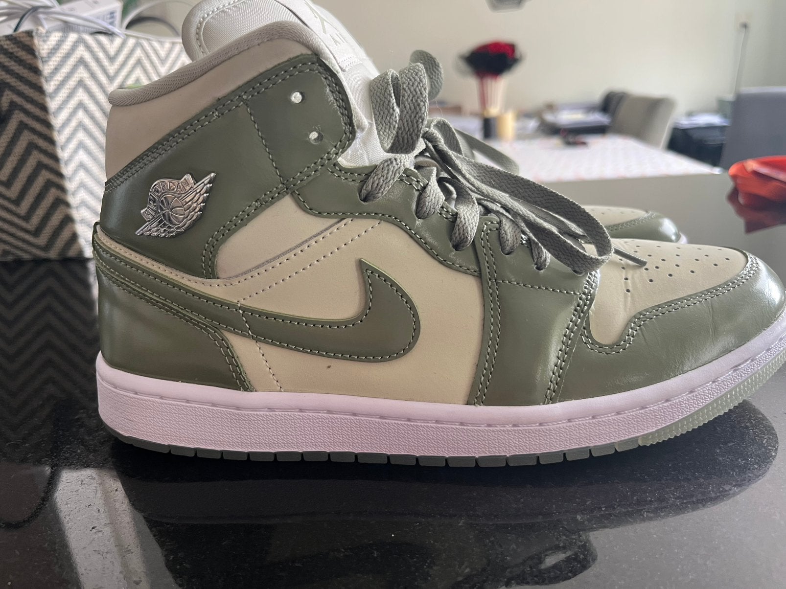 Jordan 1 Mid Light Olive, Ophalen, Zo goed als nieuw, Overige kleuren, Sneakers of Gympen