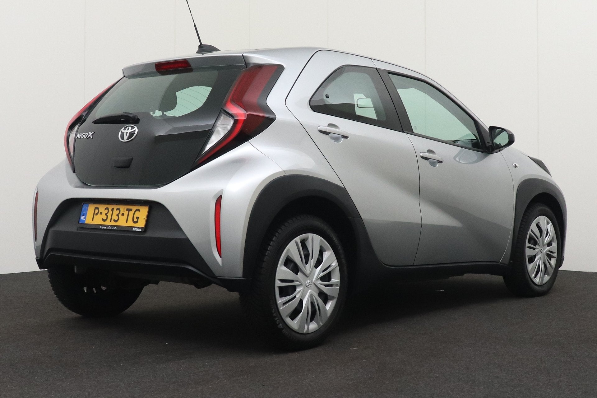 Toyota Aygo X 1.0 VVT-i MT Play Adapt. Cruise Carplay Camera, Auto's, Dealer onderhouden, Gebruikt, 920 kg, 4 stoelen
