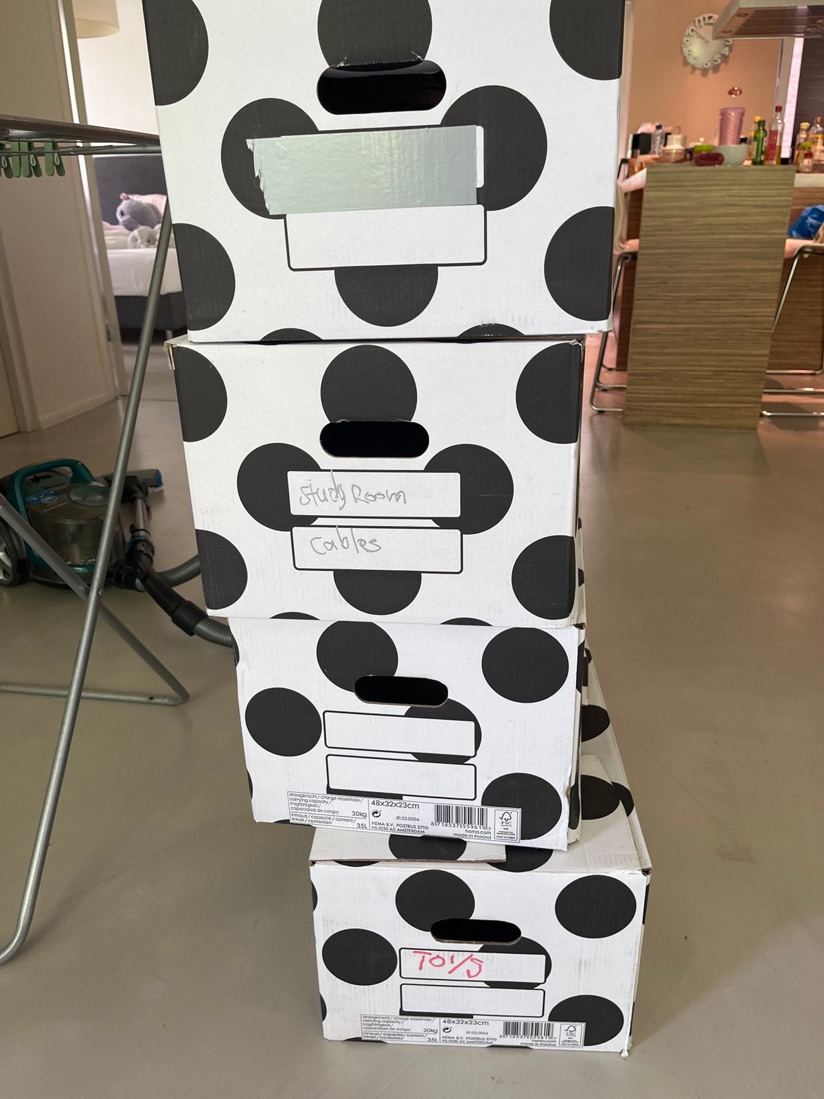 Four moving boxes, Ophalen, Zo goed als nieuw