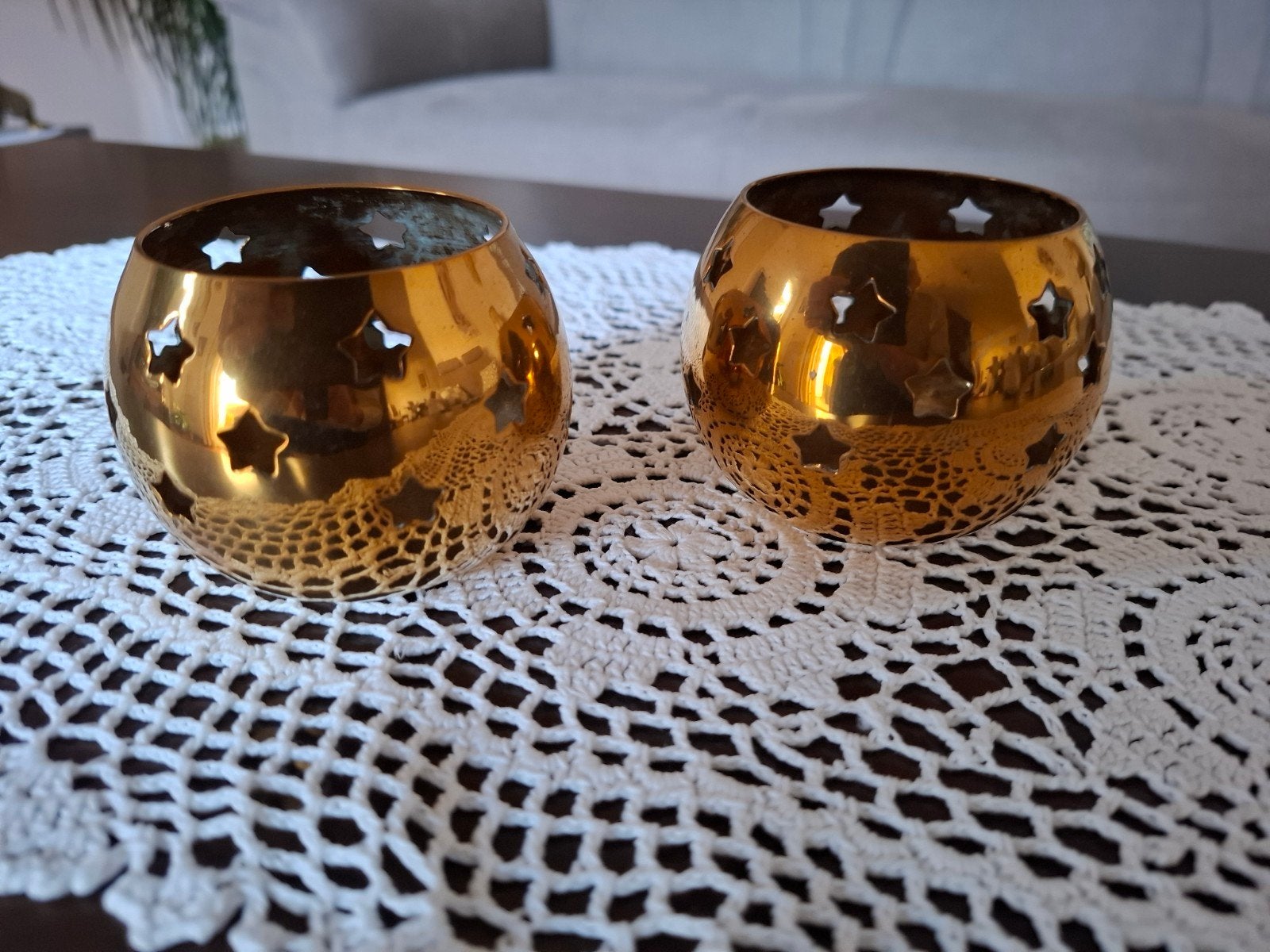 2 geel koperen potjes/kandelaars Voor waxinelichtje, Geel, Natuurlijk materiaal, Waxinelichthouder, Ophalen of Verzenden