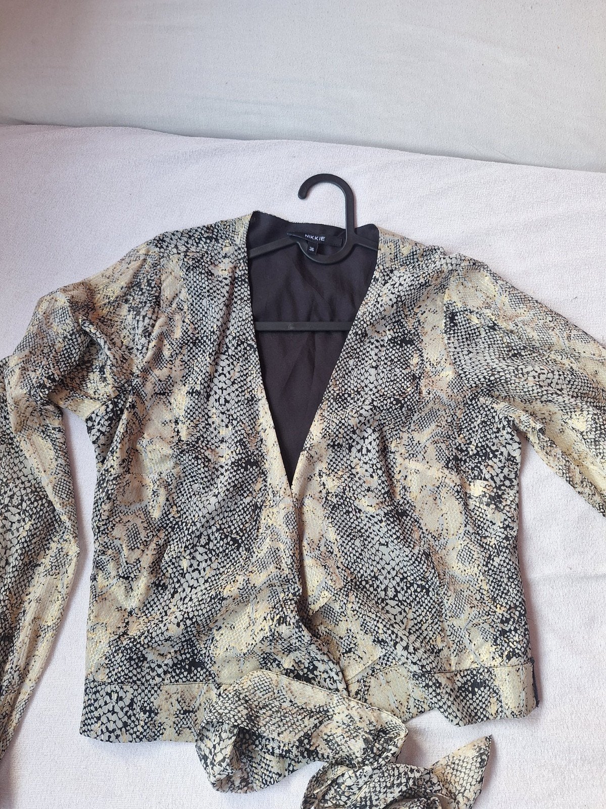 Nikkie glitter slangenprint blouse met strikknoop, Kleding | Dames, Meerkleurig, Nieuw, Ophalen of Verzenden, Nikkie