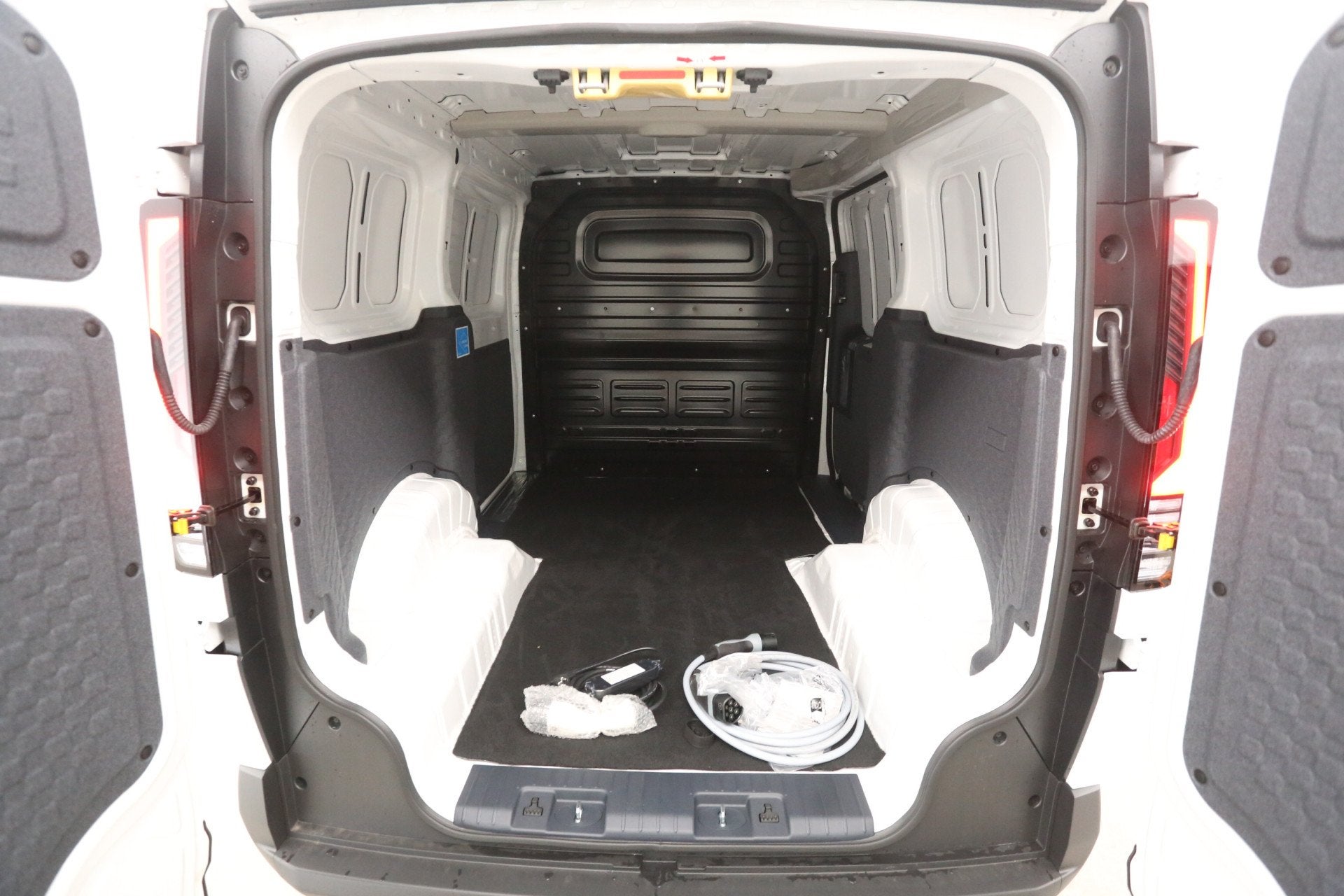Kia PV5 L2H1 Essential 71.2 kWh | Snelladen | SOH 99% | Clim, Auto's, Stof, 750 kg, 71 kWh, Wit