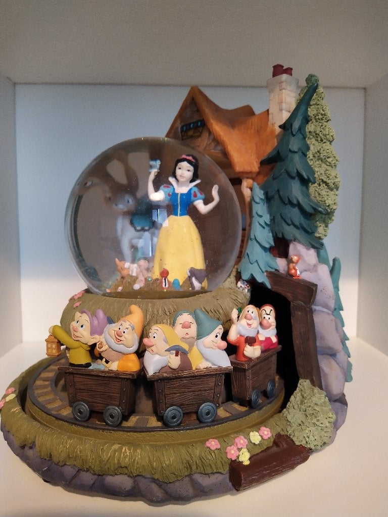 Disney snowglobe / sneeuwbol / snow globe sneeuwwitje, Verzamelen, Disney, Ophalen of Verzenden, Sneeuwwitje of Doornroosje, Zo goed als nieuw