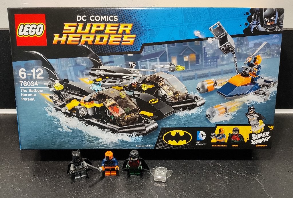 LEGO 76034 – The Batboat Harbor Pursuit Nieuwstaat Compleet, Info@lego.com, Overige thema's, Lego, Ophalen of Verzenden