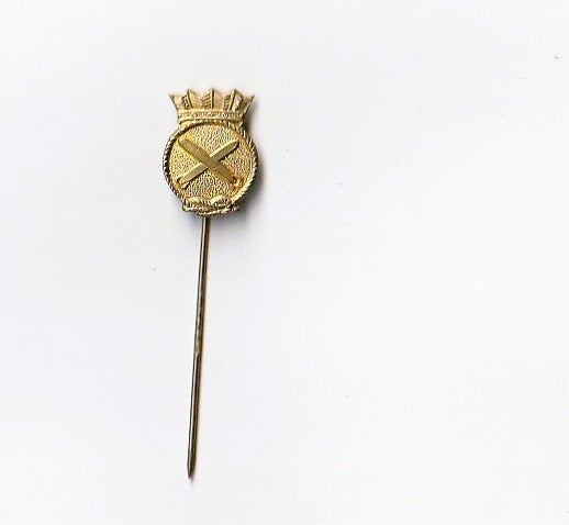 volmetaal speld Marine torpedomaker, Verzamelen, Verzenden, Overige onderwerpen, Speldje of Pin
