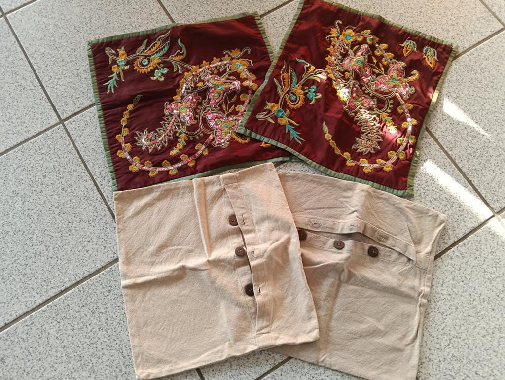 Set van 4 kussenhoezen: 2 geborduurd, 2 effen, Huis en Inrichting, Ophalen of Verzenden, Gebruikt, Beige, Vierkant