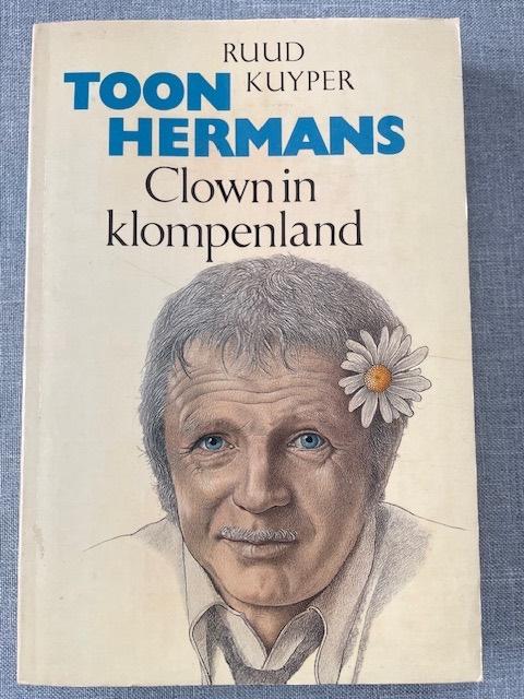 Toon Hermans – Clown in Klompenland, Ophalen of Verzenden, Gelezen, Clown in Klompenland