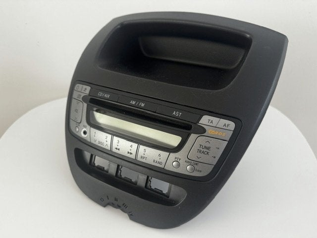 PANASONIC radio CD: PEUGEOT 107 (TOYOTA AYGO CITROËN C1), Auto diversen, Autoradio's, Ophalen of Verzenden, Gebruikt