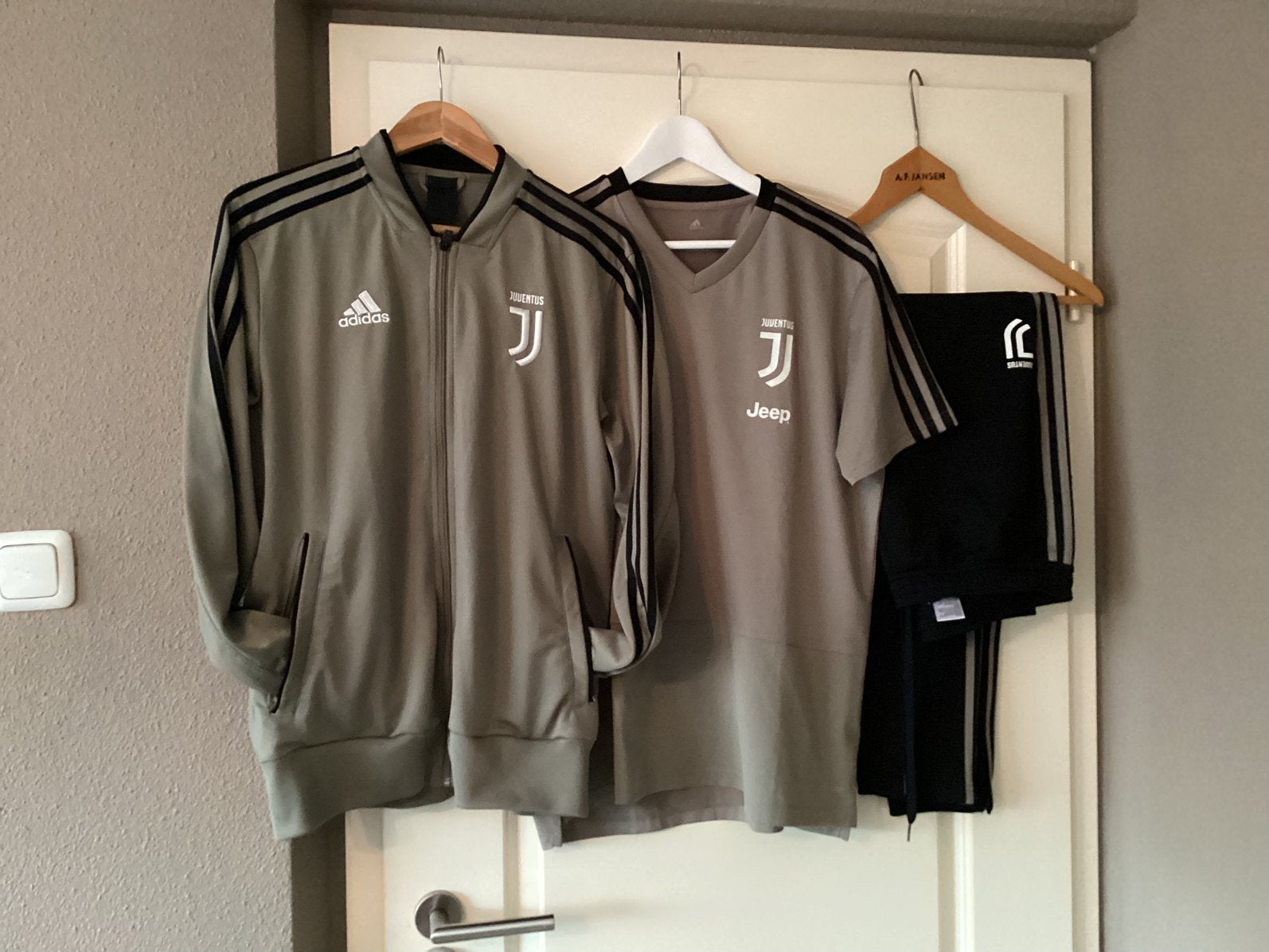 Prachtig trainingspak Adidas Maat L te koop., Ophalen of Verzenden, Zo goed als nieuw