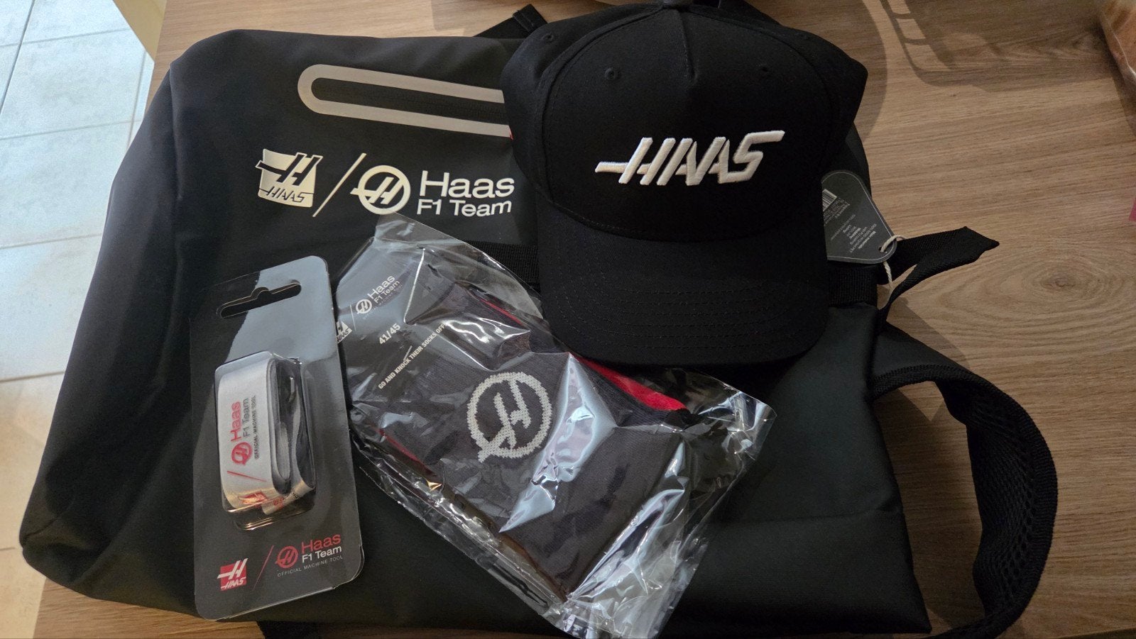 Haas F1 Team Accessoires Set - Rugzak, Pet, Sleutelhanger, Ophalen of Verzenden, Nieuw, 25 tot 40 cm, Overige merken