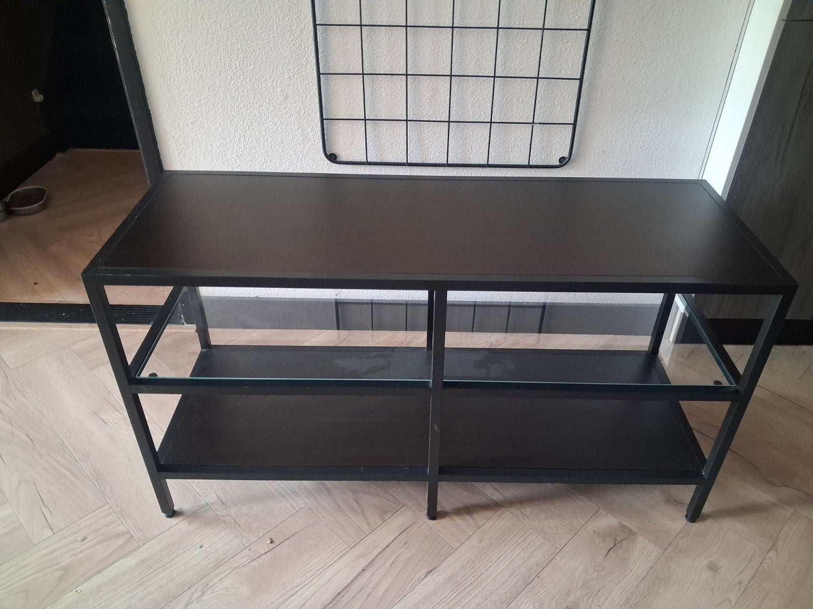 Ikea Vittsjö TV-meubel/sidetable zwart metaal bruin hout, Huis en Inrichting, Kasten | Televisiemeubels, Ophalen, 100 tot 150 cm