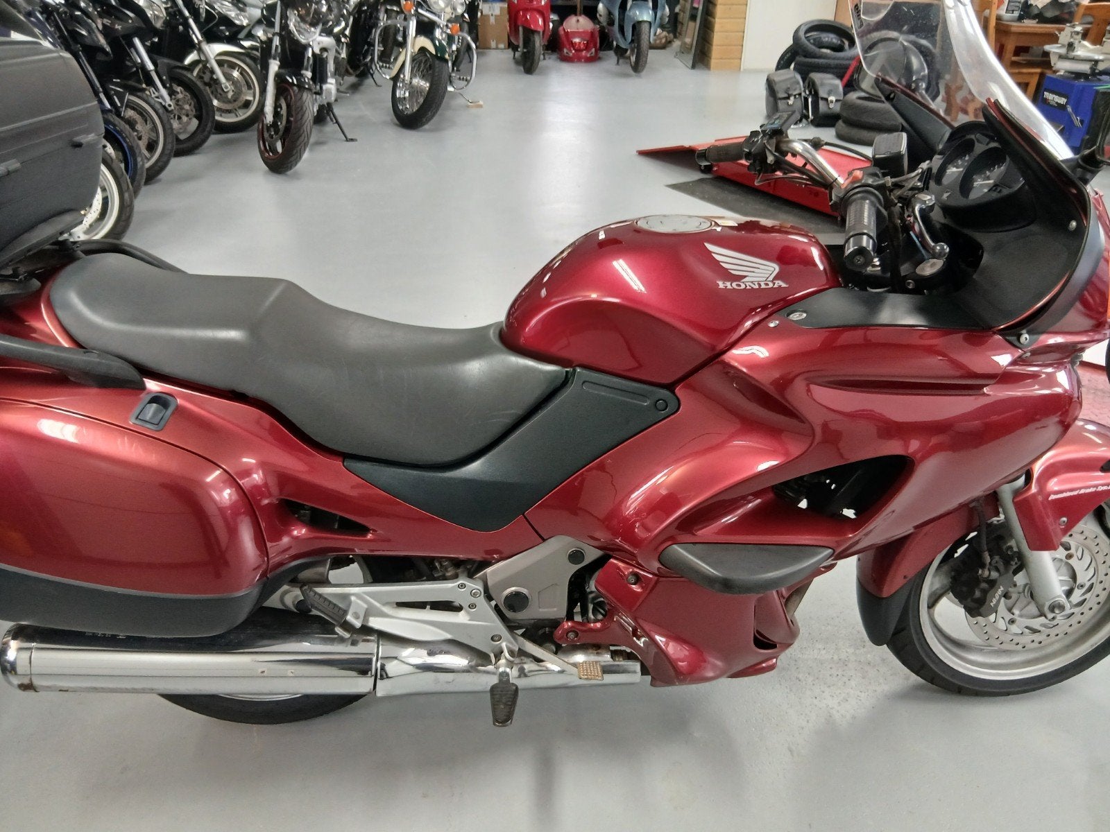 Honda NT650 Deauville . 2005 . Super motor . Top koffer ., 2 cilinders, Cardan-aandrijving, Motorrijbewijs A, Meer dan 35 kW