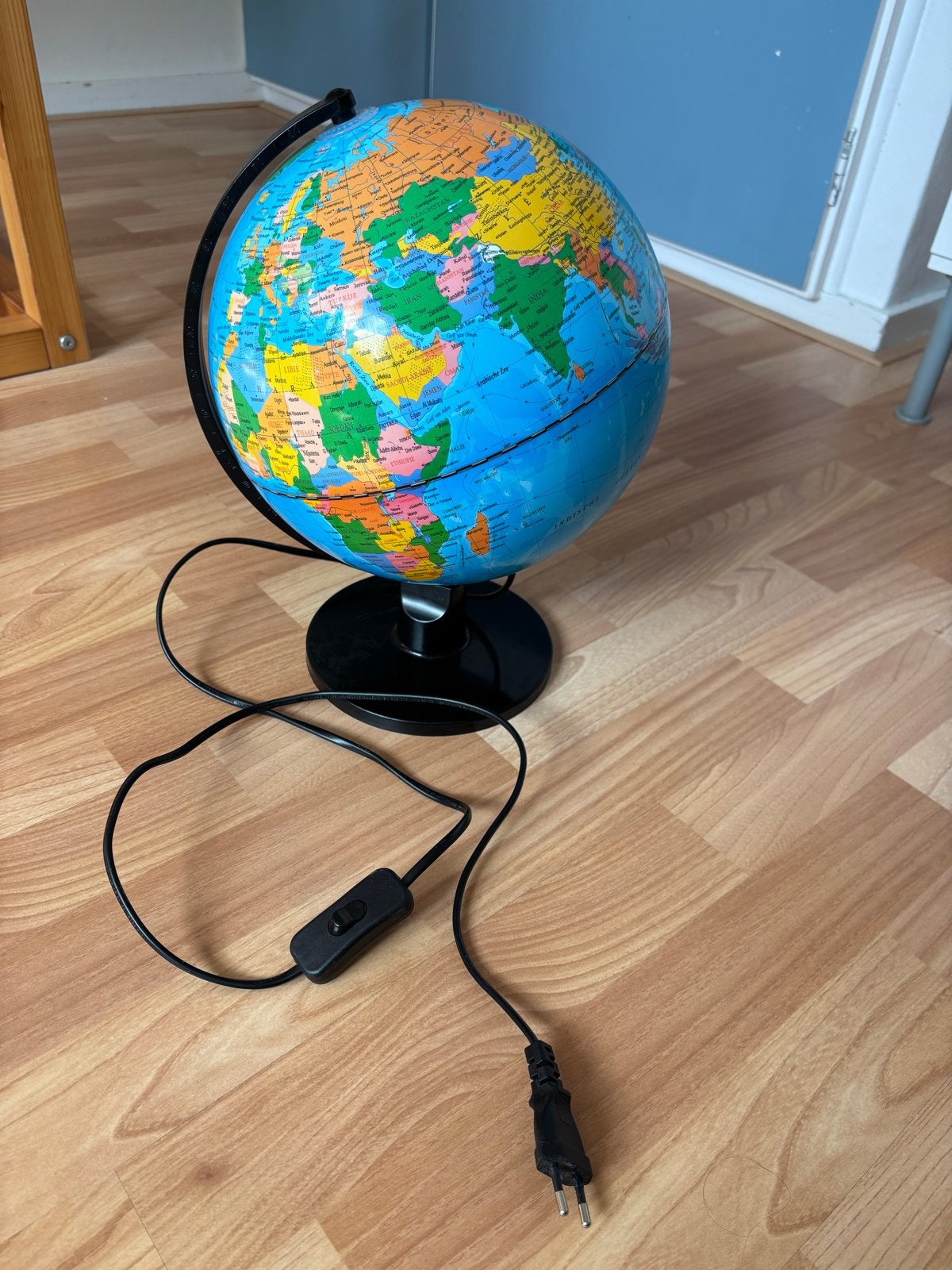 Verlichte Wereldbol - Educatief en Decoratief, Ophalen, Kunststof, Draaibaar, Zo goed als nieuw