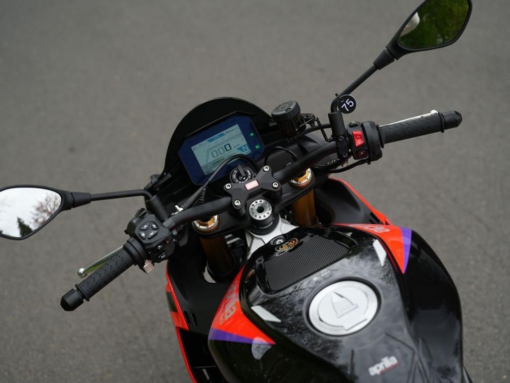 Aprilia Tuono v4 Factory | Als Nieuw !! (bj 2024) 4,433 km, 1077 cc, 4 cilinders, Motorrijbewijs A, Bedrijf