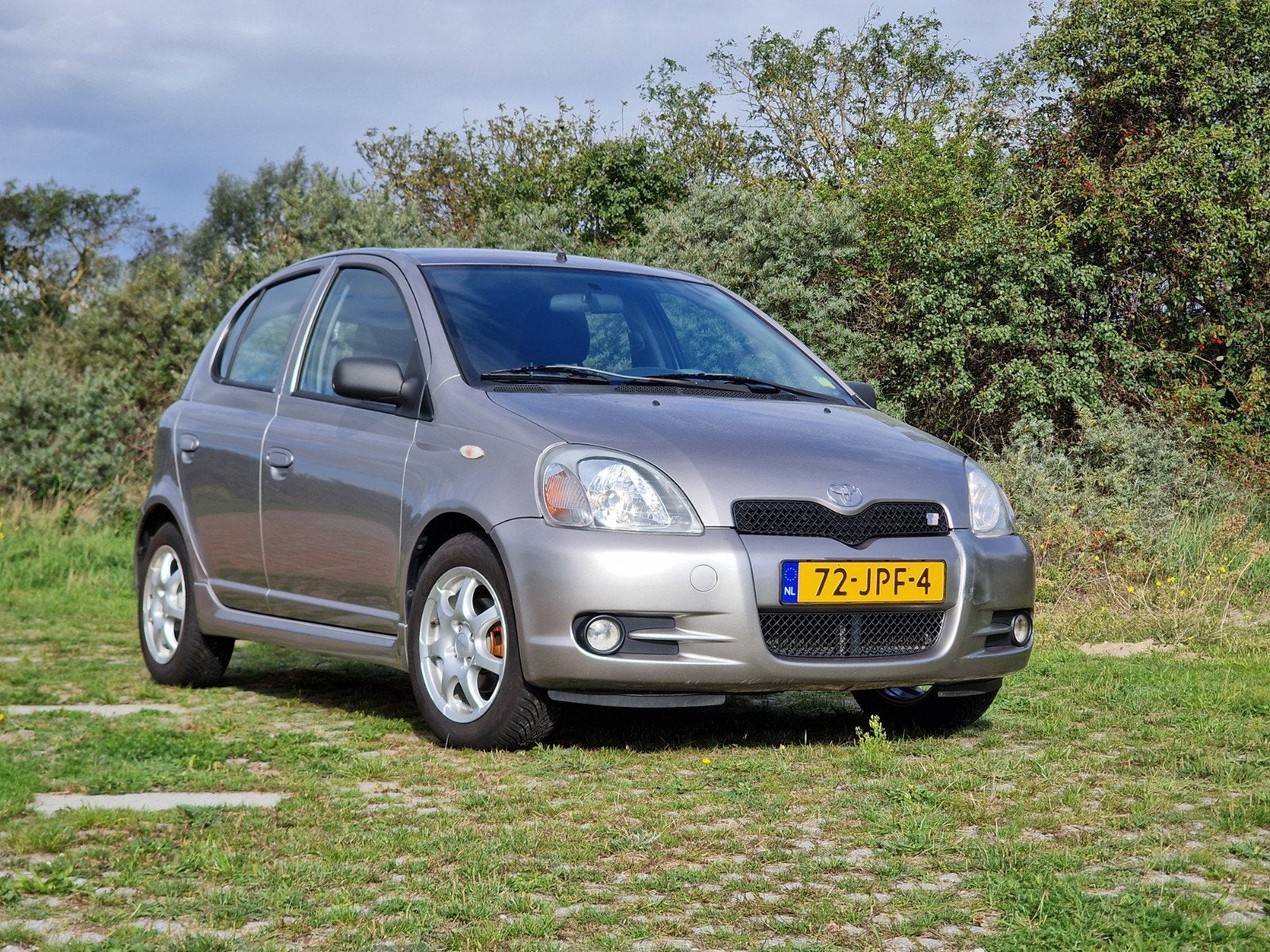 Toyota Yaris 1.5 16V Vvti 5DR T Sport 2002 op winterbanden, Auto's, Voorwielaandrijving, 1497 cc, 31 €/maand, 4 cilinders