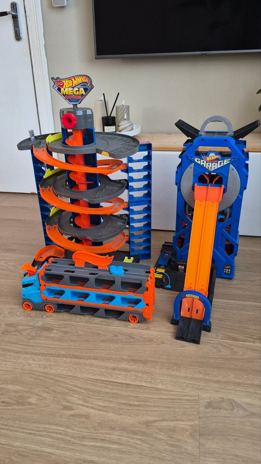 Hot Wheels Mega Garage, vrachtwagen en stuntbaan, Ophalen, Gebruikt
