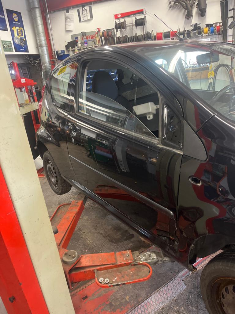 Rechterdeur van een Peugeot 107 3 deurs, Ophalen