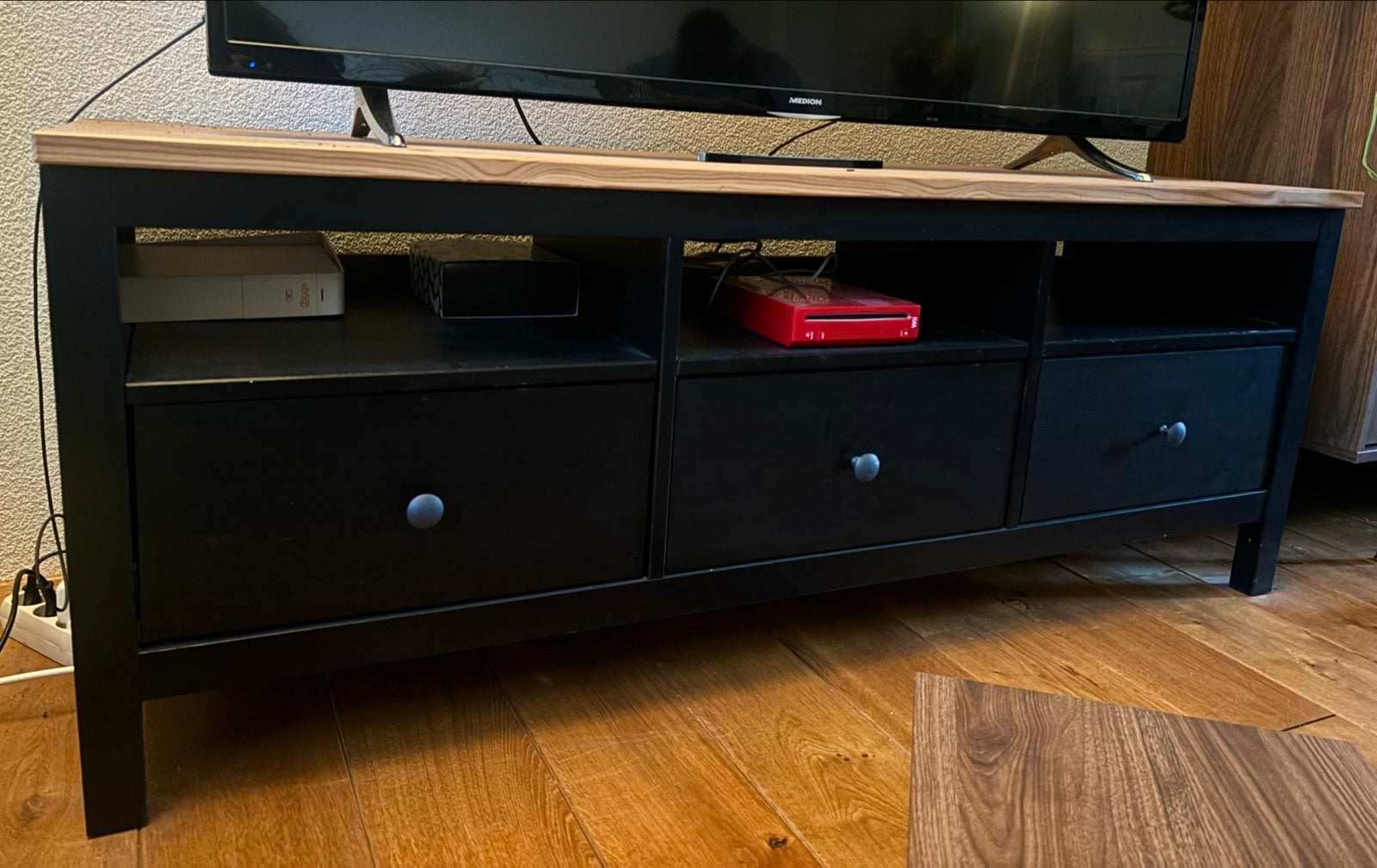Zwart tv-meubel met houten blad en lades