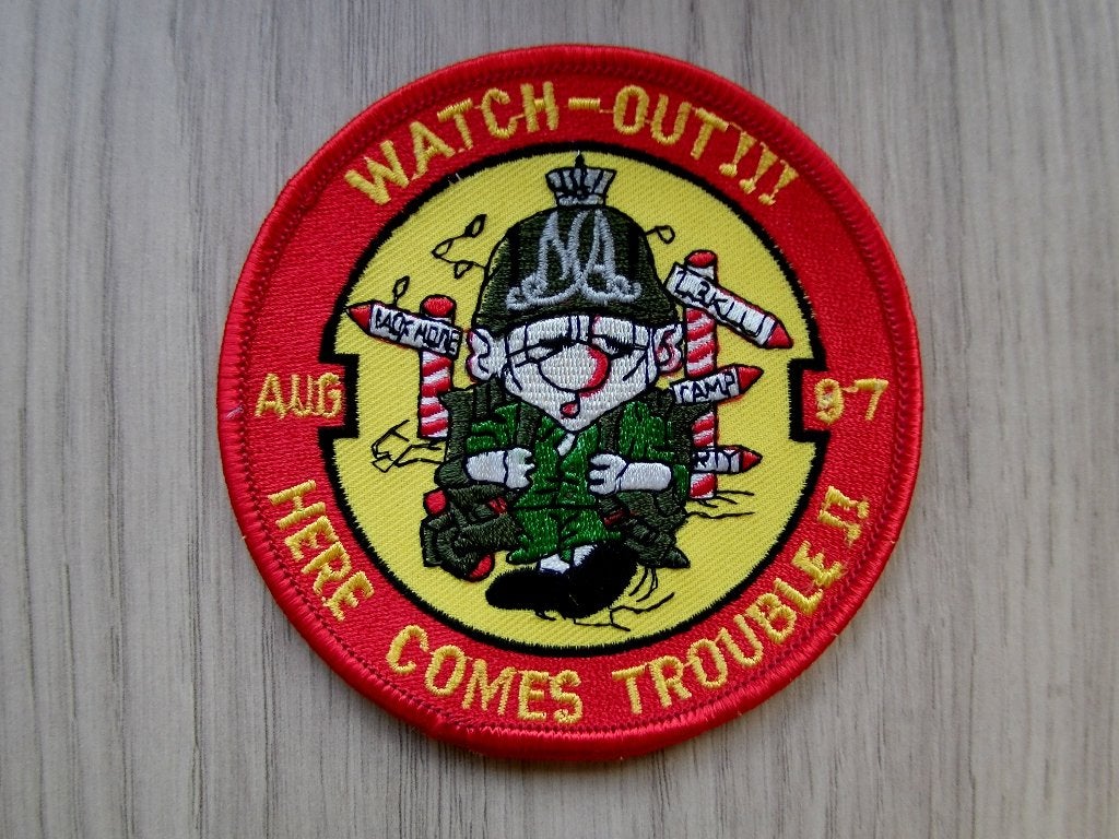 Patch KLu KMA Aug. 97 "Watch Out!!! Here Comes Trouble!!!", Verzenden, Luchtmacht, Nederland, Embleem of Badge