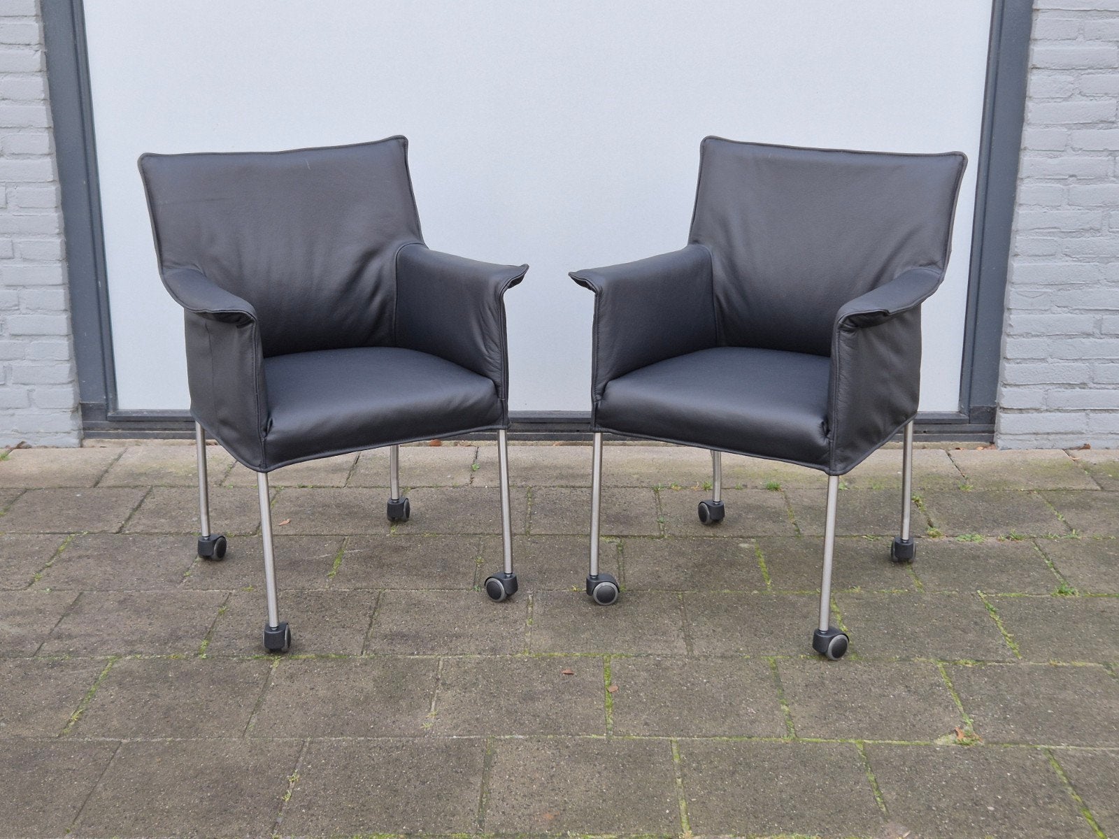 2 Design on stock Gola eetkamerstoelen zwart met wielen, Ophalen, Twee, Zwart, Leer