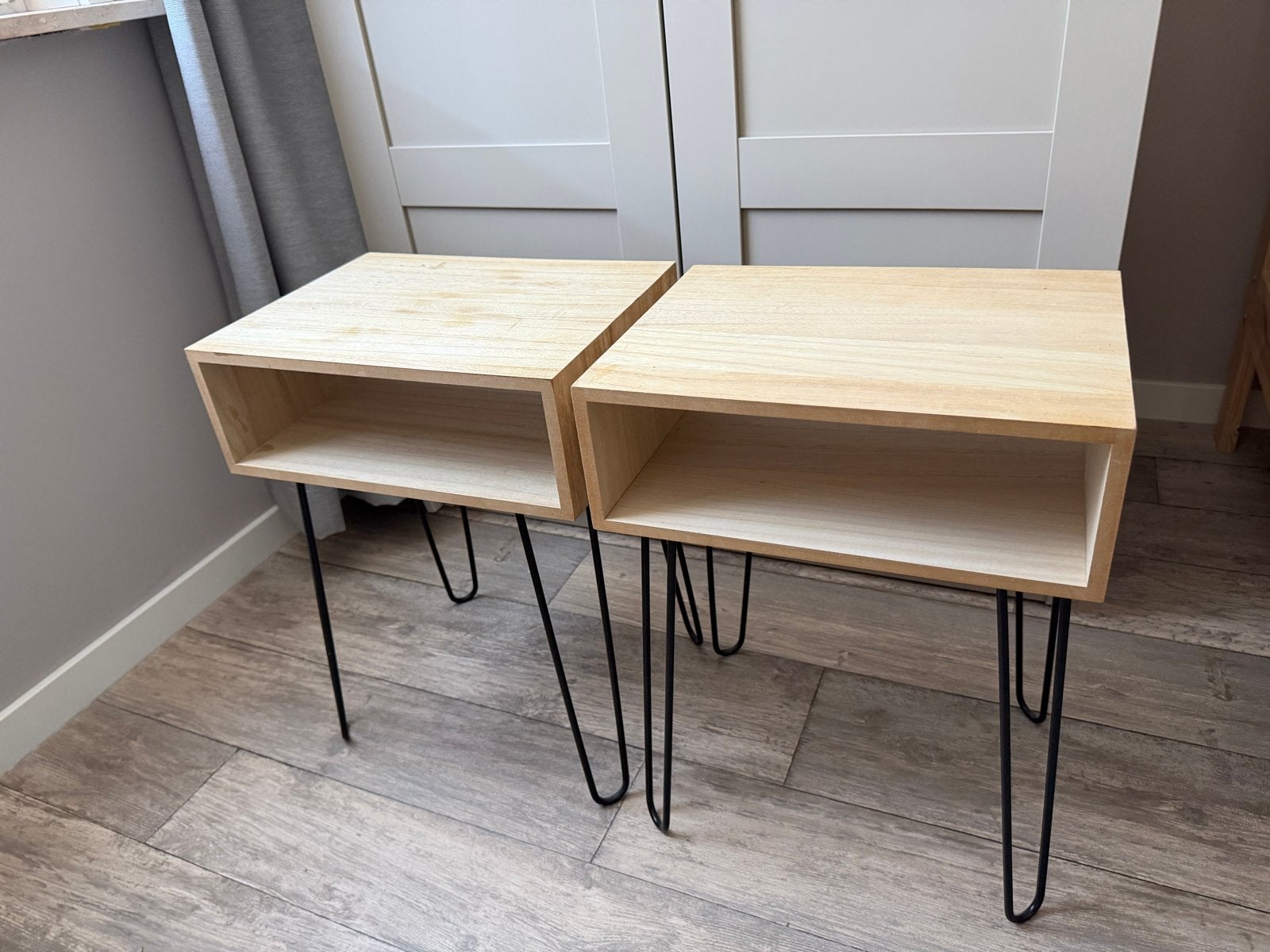 Set van 2 houten nachtkastjes met hairpin poten, Minder dan 55 cm, Zo goed als nieuw, Rechthoekig, Hout