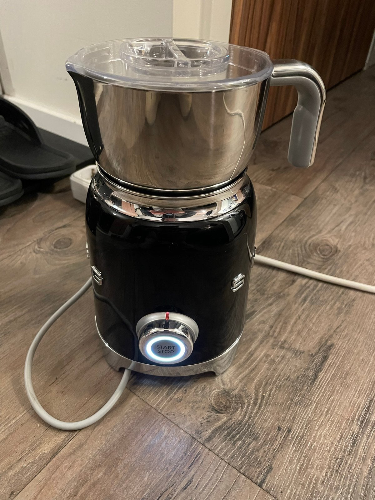 Smeg melkopschuimer zwart - Zo goed als nieuw, Ophalen, Zo goed als nieuw, Elektrische melkopschuimer