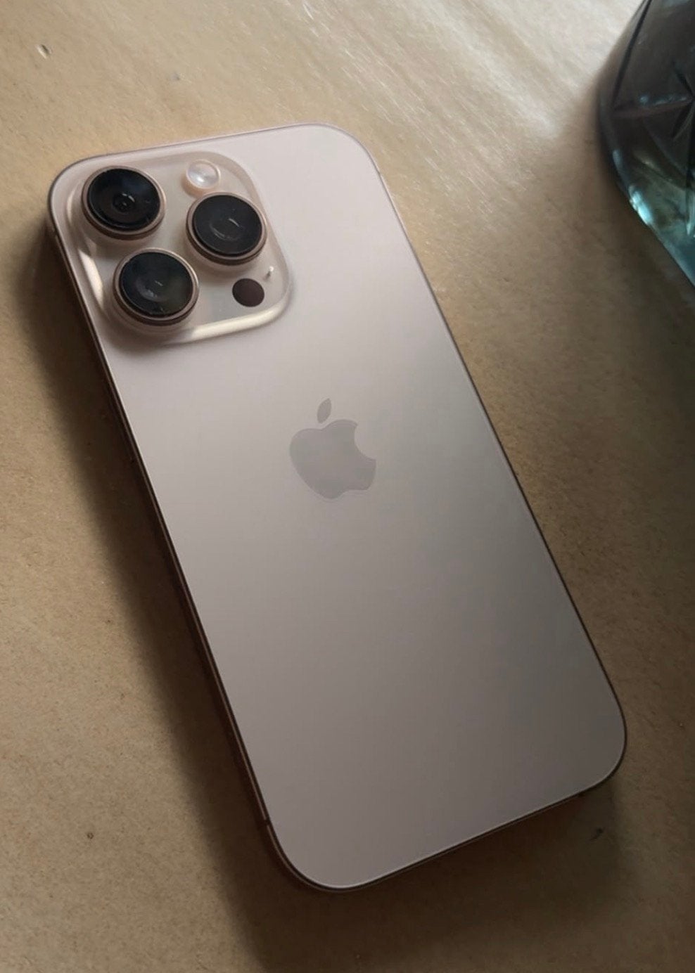 Iphone 16 pro dessert titanium, Telecommunicatie, Ophalen, Zo goed als nieuw, Goud, 128 GB
