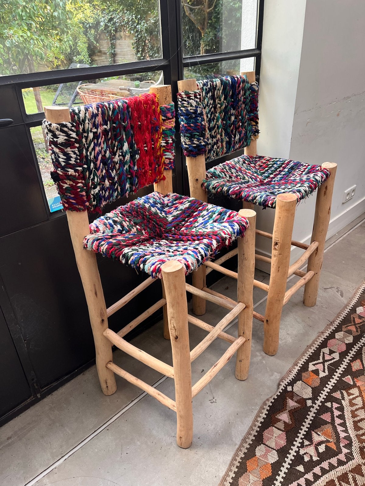 Twee Marokkaanse hoge stoelen van citrushout, Huis en Inrichting, Ophalen, Twee, Overige kleuren, Zo goed als nieuw