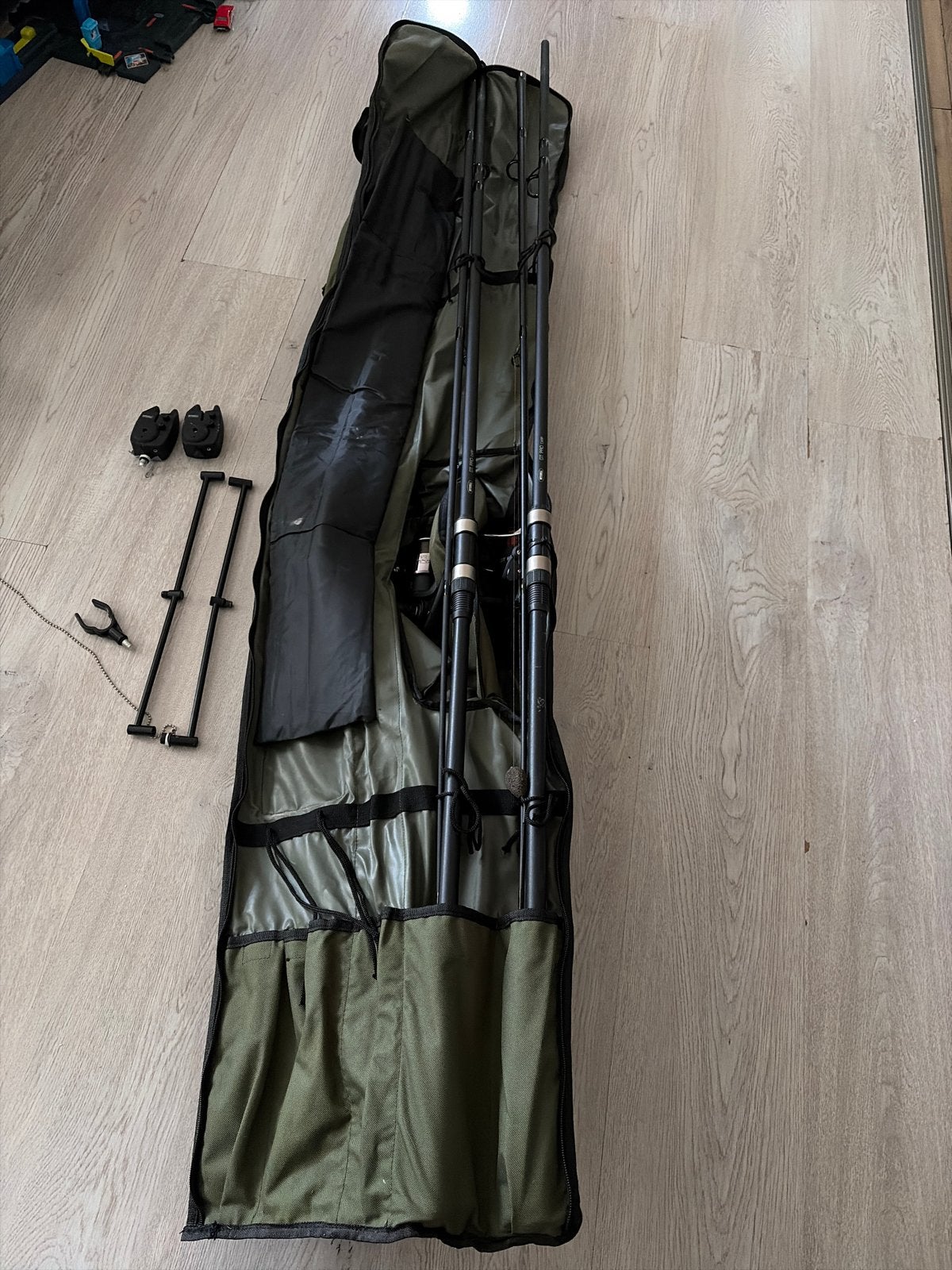 Complete karpervisset: 2 hengels, piepers, stand & stoelen, Ophalen, Gebruikt, Complete set