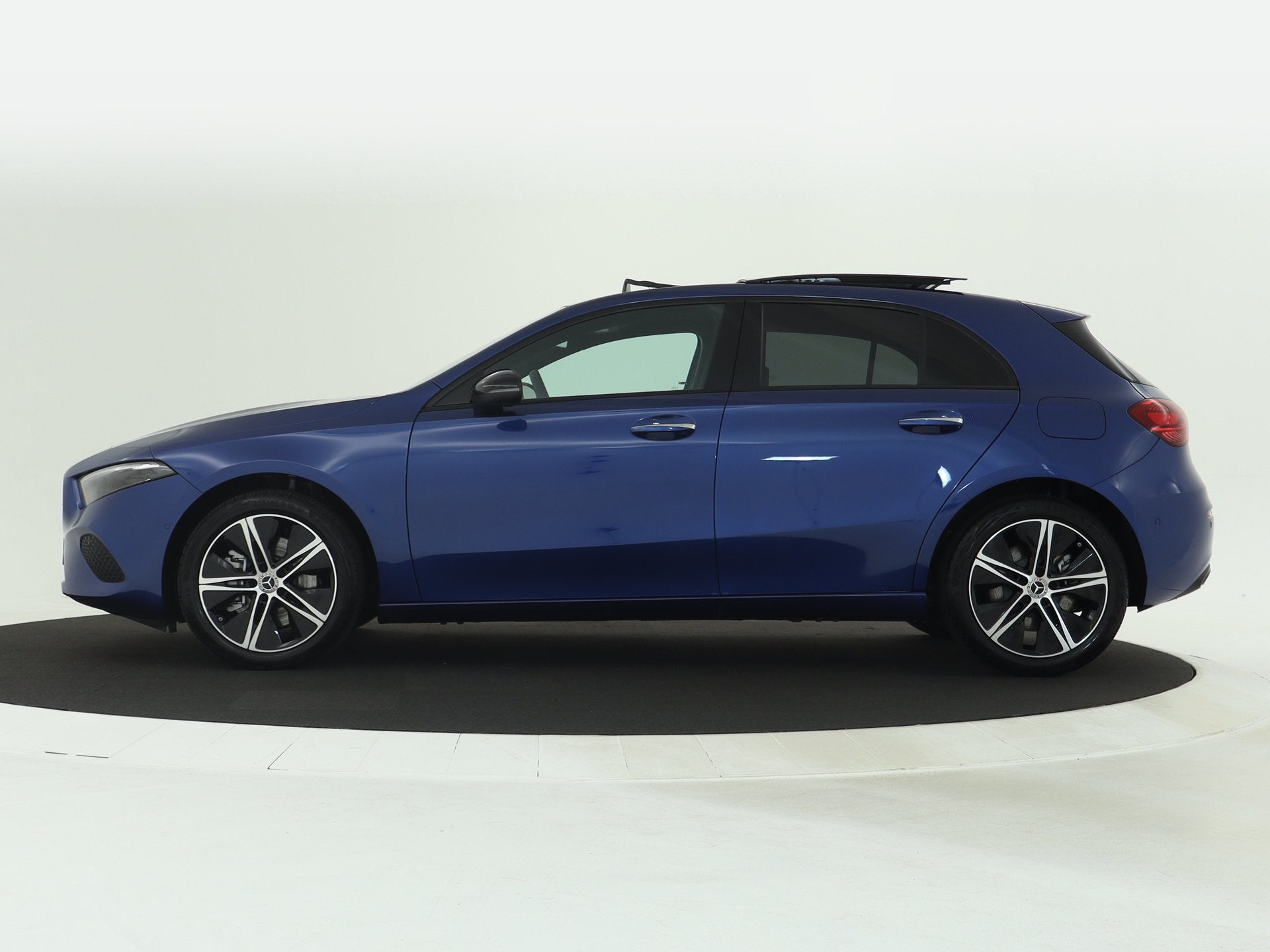 Mercedes-Benz A-Klasse 250 e Star Edition | Panoramadak | Di, 12 maanden, Bedrijf, Automatische klimaatregeling, 1600 kg