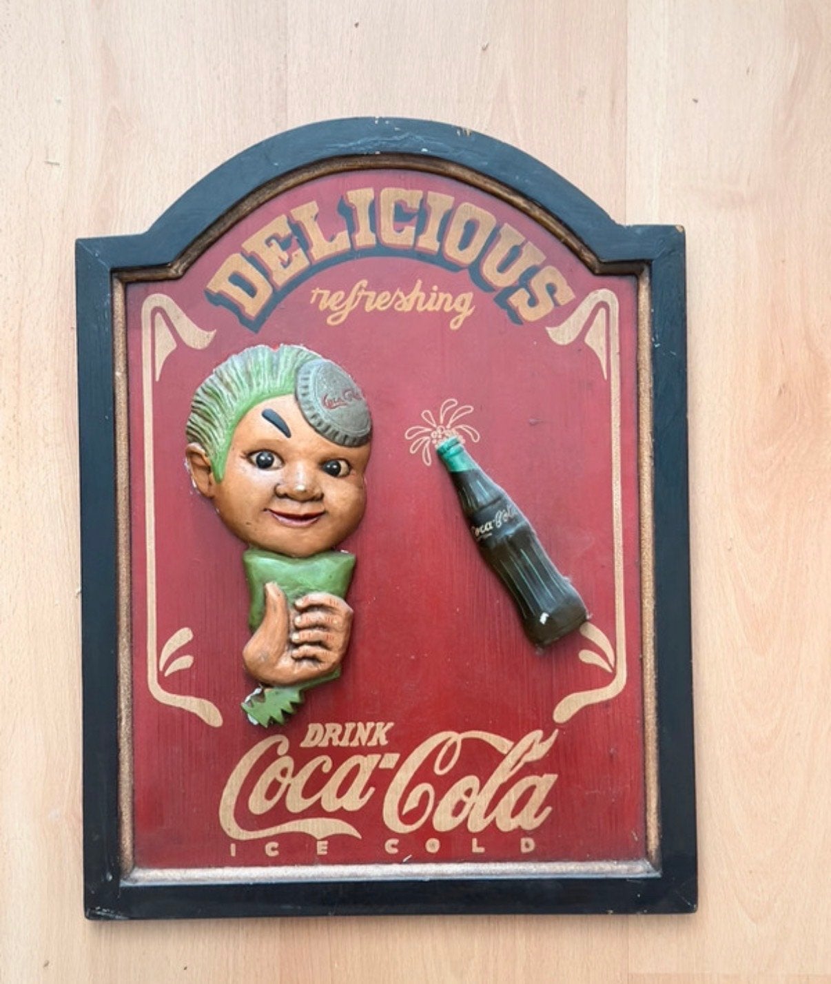 Vintage Coca Cola wandbord bord met reliëf en 3D figuurtje, Ophalen of Verzenden