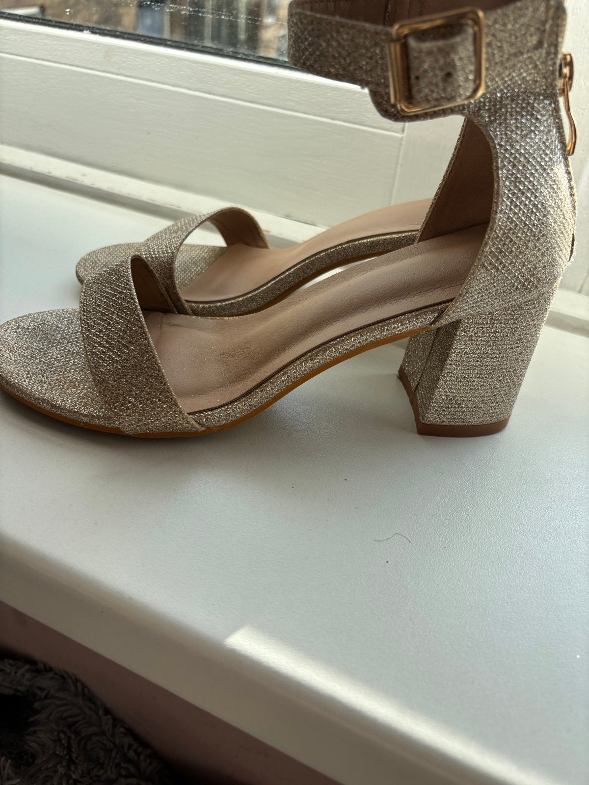 Gouden glitter sandalen met blokhak - Maat 36, Ophalen of Verzenden, Zo goed als nieuw, Overige kleuren, Sandalen of Muiltjes