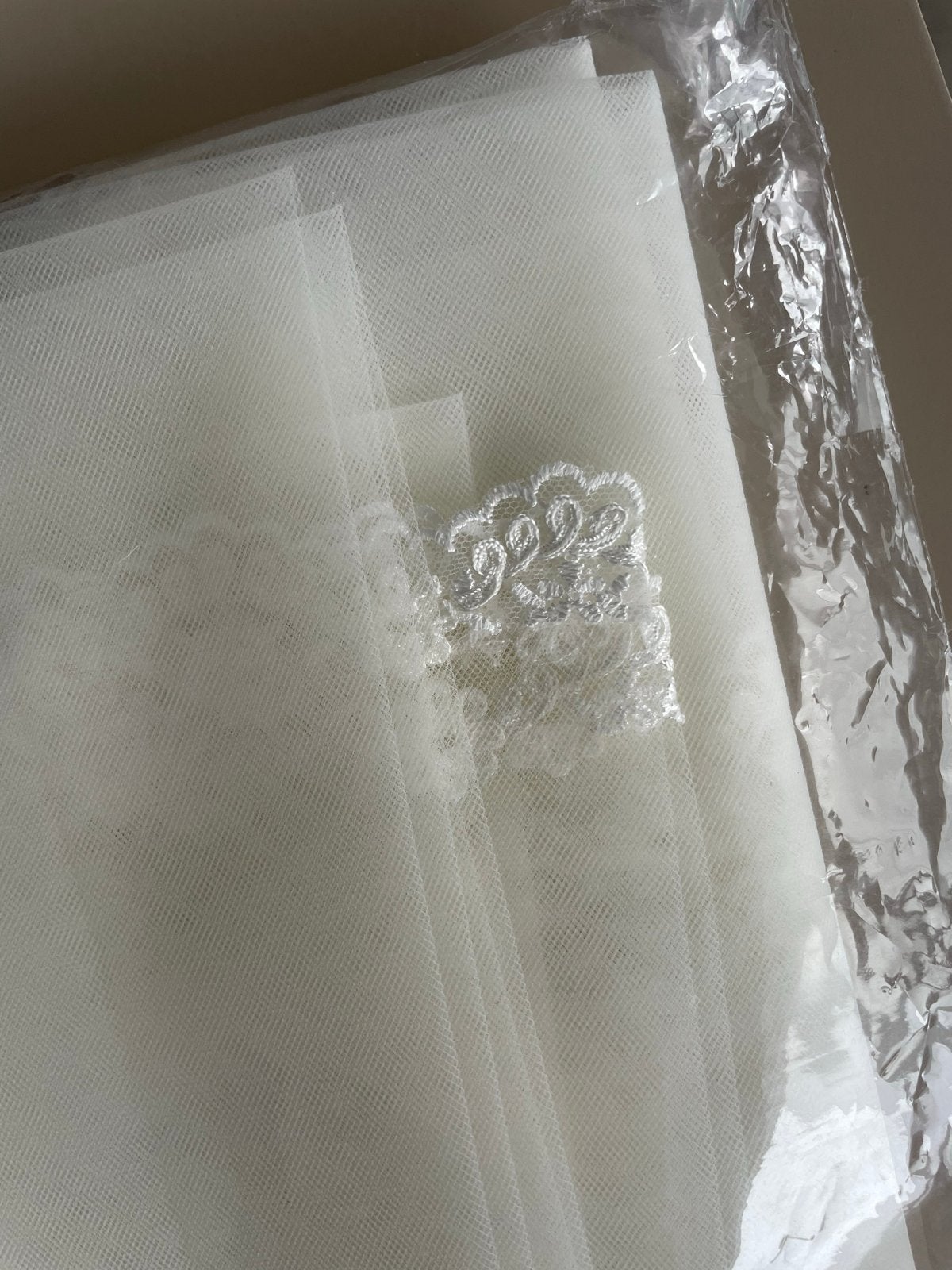 Prachtige bruidssluier met kant - Nieuw in verpakking, Ophalen of Verzenden, Nieuw, Wit, Accessoires