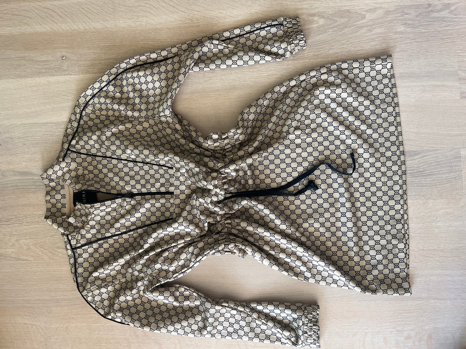 Nikkie Monogram jurk  Maat 36, Verzenden, Beige, Zo goed als nieuw, Maat 36 (S)