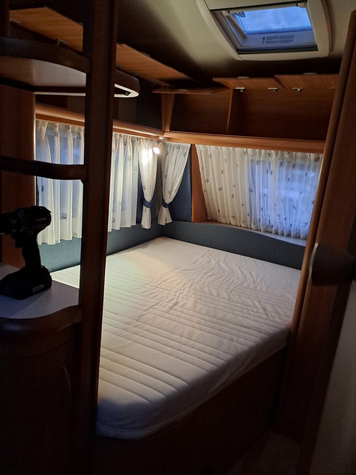 Matras Fransbed Hobby caravan + Vloerbekleding op maat, Caravans en Kamperen, Ophalen, Zo goed als nieuw