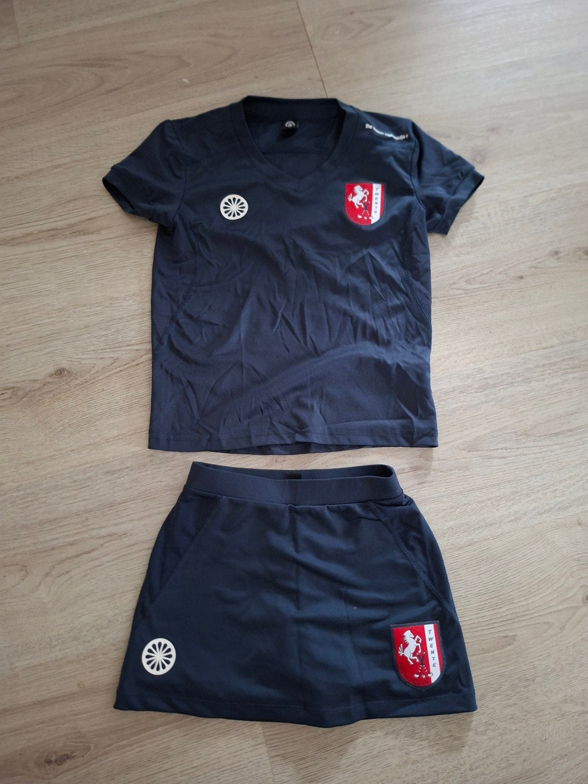 Hockeyclub Twente shirt en rokje maat 128, Ophalen, Zo goed als nieuw, Kleding