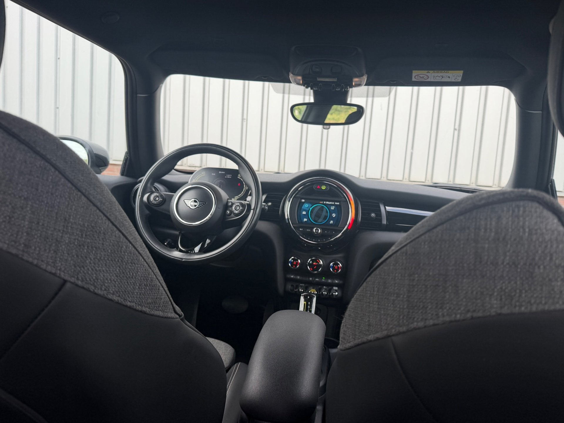 Mini Electric Essential 33 kWh - Moonwalk Grey/Black - Carpl, Auto's, Dealer onderhouden, Stof, 4 stoelen, Mini Electric