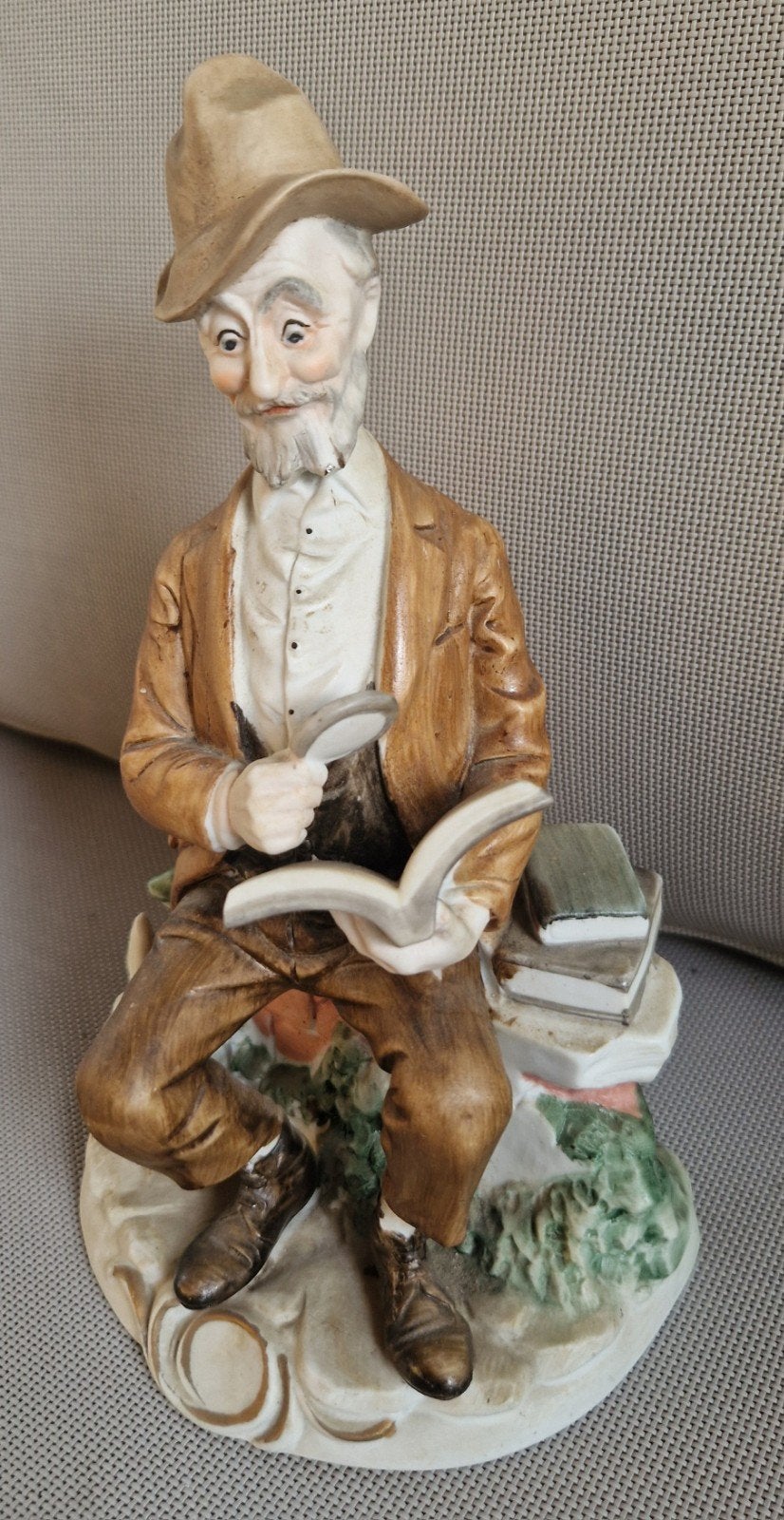 Oude man leest boek, Ophalen of Verzenden, Gebruikt, Mens